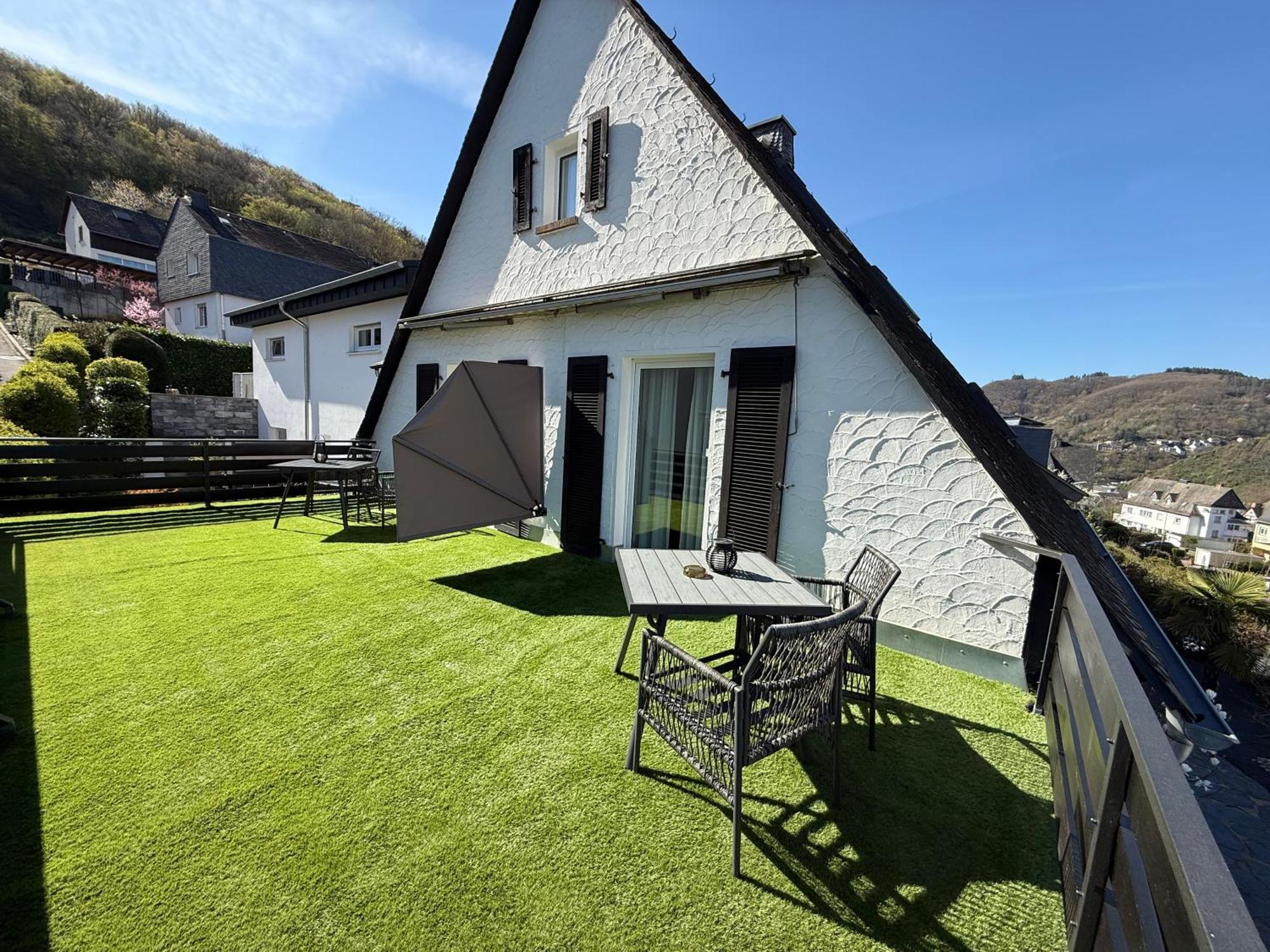 Haus Uebernachtenswert Cochem Mosel Exterior photo
