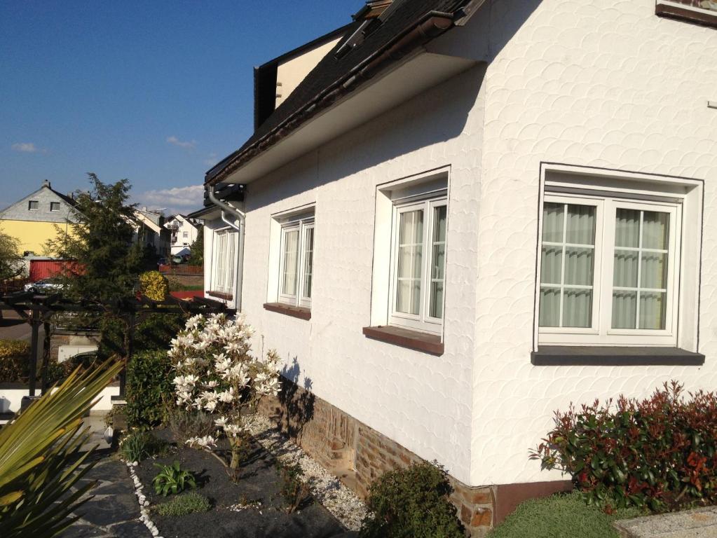 Haus Uebernachtenswert Cochem Mosel Exterior photo