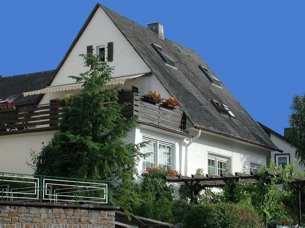 Haus Uebernachtenswert Cochem Mosel Exterior photo